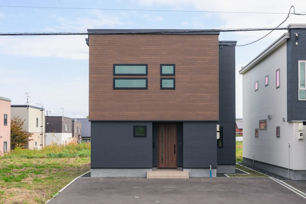 駅の近くで、驚くほど穏やか。日常に余白を生む、街中の住まい