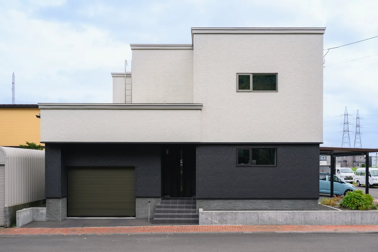 穏やかな街並みに、吹き抜けの光が映える江別の住まい