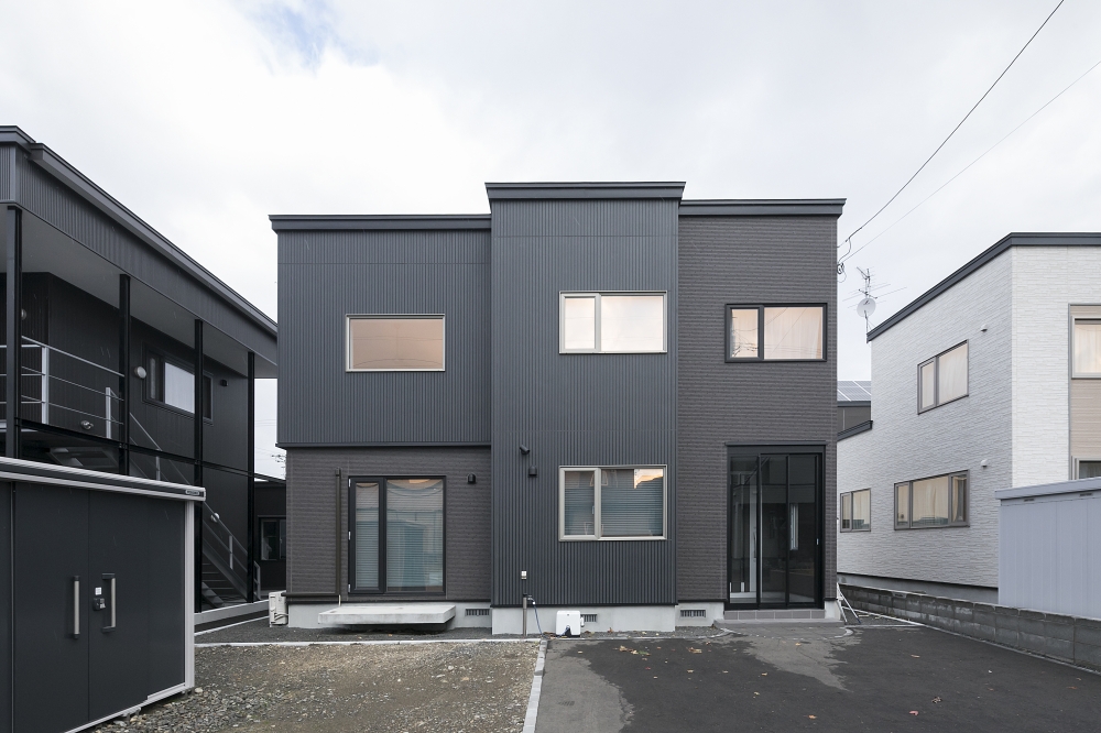 リビングの床暖房もぽかぽか、光あふれる吹抜けを子ども達ものびのび